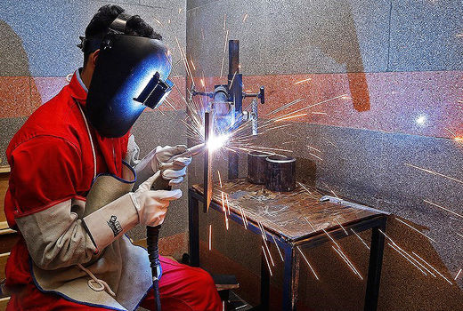 برای کارگران ماهر دوره‌های بازآموزی مهارت برگزار شود