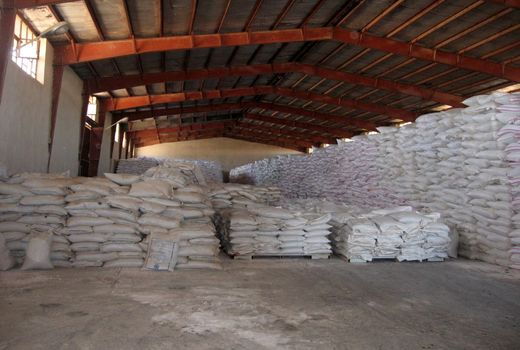 توزیع کود مورد نیاز کشاورزان ایلامی توسط ۵۲ کارگزار 