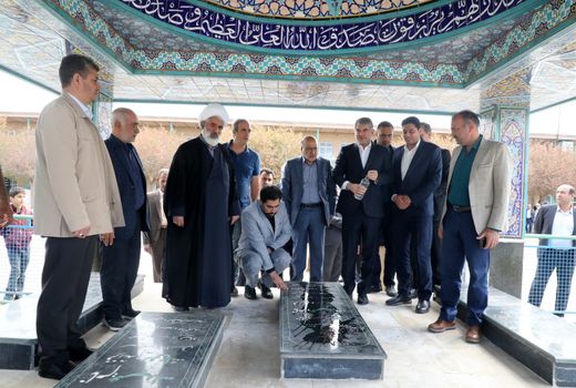 تجدید میثاق وزیر جهاد کشاورزی با شهدای شهر بادرود اصفهان