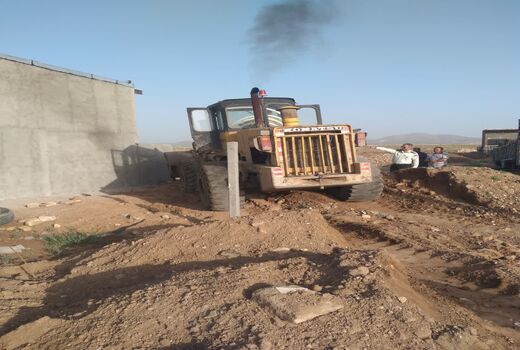 قلع و قمع ساخت‌وسازهای غیرمجاز در اراضی کشاورزی تاکستان با دستور قضایی