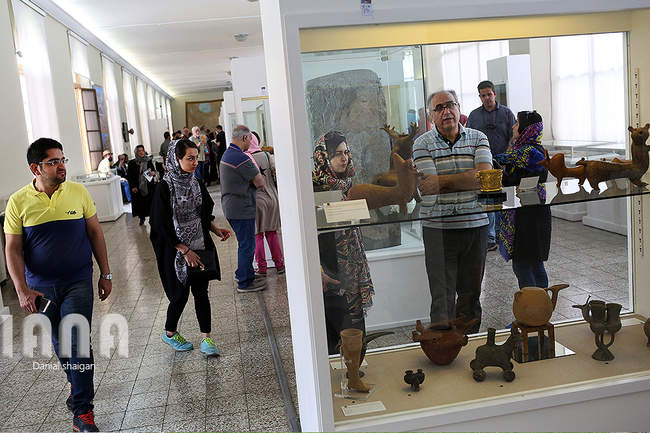 گردشگران در موزه ایران باستان و موزه مقدم