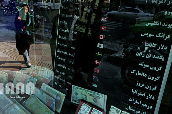 دلار دولتی دوباره 4200 تومانی شد