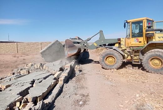 قلع و قمع ۱۰ مورد بنای غیر مجاز در اراضی کشاورزی شهرستان بوئین زهرا