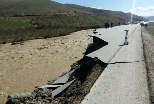 باغات شاهرود و جاده‌های بین مزارع دچار آب‌گرفتگی شد