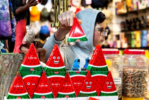 یلدا آرام می‌آید؛ با چند دانه انار و بوی خشکبار