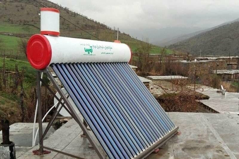توزیع ۵ دستگاه آبگرمکن خورشیدی و تنور گازی در بین بهره‌برداران منابع طبیعی شهرستان سمنان