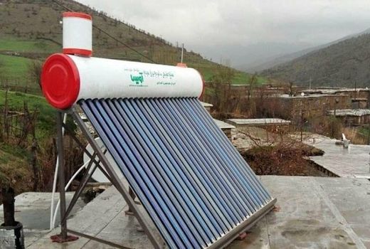 توزیع ۵ دستگاه آبگرمکن خورشیدی و تنور گازی در بین بهره‌برداران منابع طبیعی شهرستان سمنان
