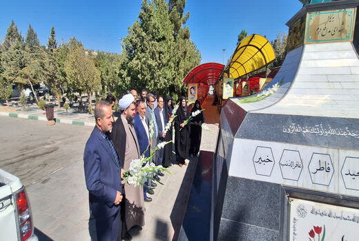 آیین غبارروبی و عطرافشانی گلزار شهدای سنگرسازان بی‌سنگر در ارومیه برگزار شد
