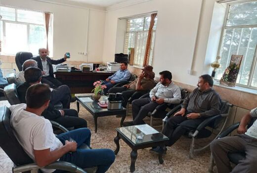 برگزاری جلسه ستاد برداشت کلزا با حضور کمباین داران در شهرستان خانمیرزا