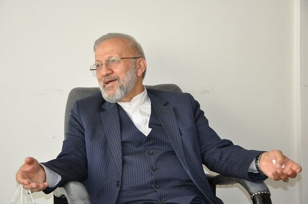 چین زندانیان را برای کاشت تنباکو به زیمبابوه می‌بُرد و در قبال تولید می‌بخشید/ ما چهره رنجور آفریقایی‌ها را می‌‌دیدیم؛ اروپایی‌ها الماس و معادن آنها را!