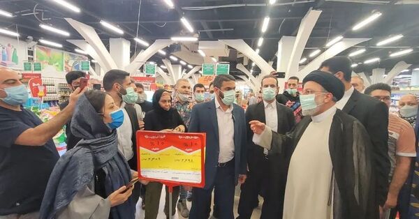 حضور رئیس‌جمهور در بازار عرضه مواد پروتئینی میدان بهمن و گفتگو با مردم