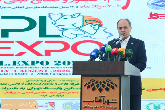 بازدید غلامرضا نوری وزیر جهاد کشاورزی از دومین نمایشگاه دام، طیور و صنایع لبنی ایران