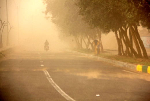 خیزش گردوخاک و کاهش دید در شرق کشور