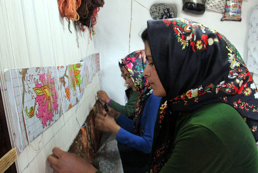  فرش‌باف‌های روستایی بیمه می شوند