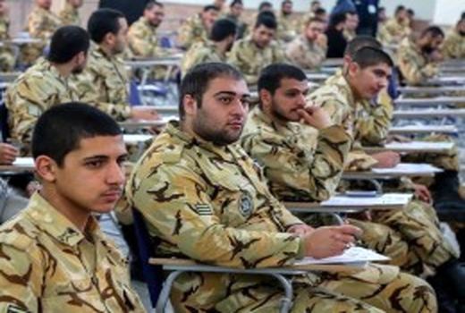 سربازان آموزش کشاورزی می‌بینند