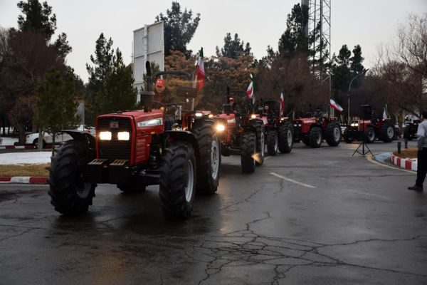 رژه تراکتورهای ساخت داخل همزمان با ۱۲ بهمن در تبریز