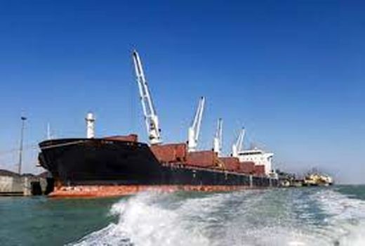 لنگر انداختن کشتی های نهاده های دامی در بندر امام خمینی