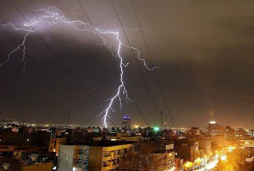 رعد و برق و باد شدید در راه ایران