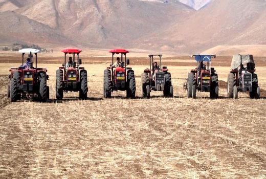 پلاک گذاری یک هزار و 300 دستگاه تراکتور در شهرستان خانمیرزا 