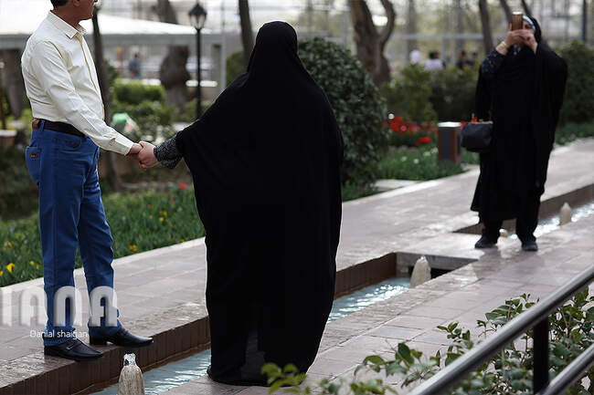 گردشگران در باغ گل ایرانی