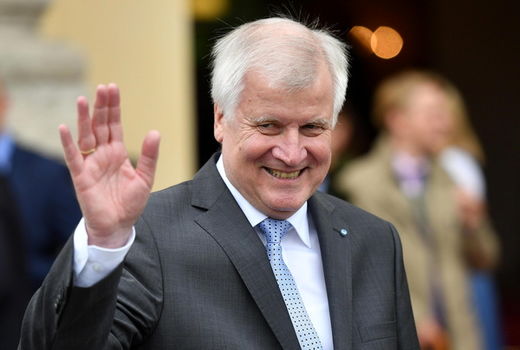 وزیر کشو آلمان: نمی‌توانم با مرکل کار کنم