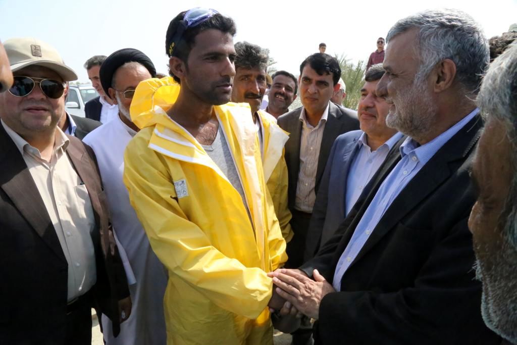 بازدید وزیر جهاد کشاورزی از کانون های آلوده به آفت ملخ صحرایی در شهرستان سیریک استان هرمزگان