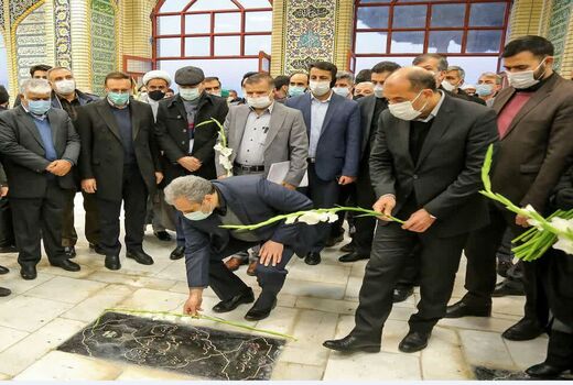 وزیر جهادکشاورزی با شهدای بجنورد تجدید بیعت کرد