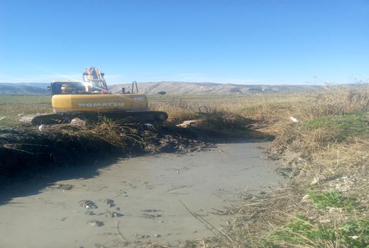 کانال های آبیاری رستم در حال لایروبی هستند 