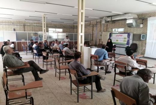 برگزاری کارگاه آموزشی آشنایی با افت زنجره بادام در شهرستان سامان 