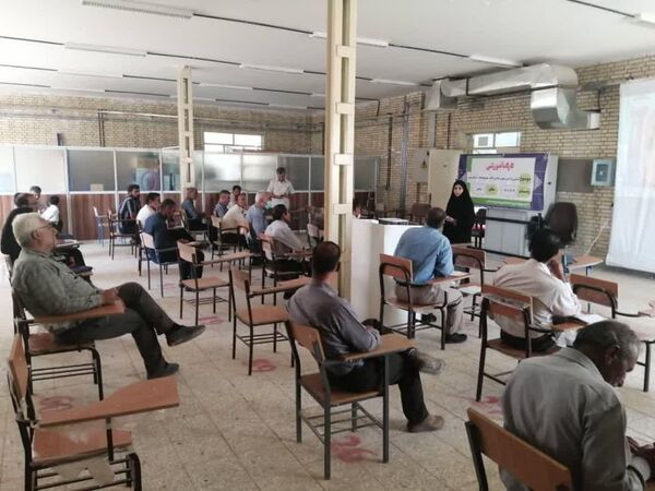 برگزاری کارگاه آموزشی آشنایی با افت زنجره بادام در شهرستان سامان 