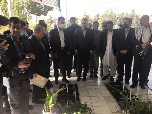 حضور وزیر جهاد کشاورزی در گلزار شهدای زاهدان 
