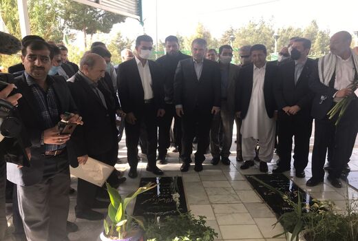 حضور وزیر جهاد کشاورزی در گلزار شهدای زاهدان 