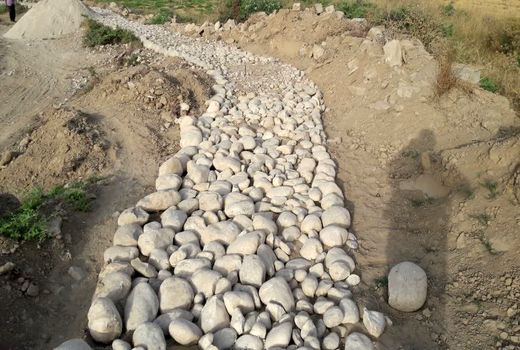 جلوگیری از هدررفت آب با عملیات بهسازی  کانال آبیاری در رامشیر