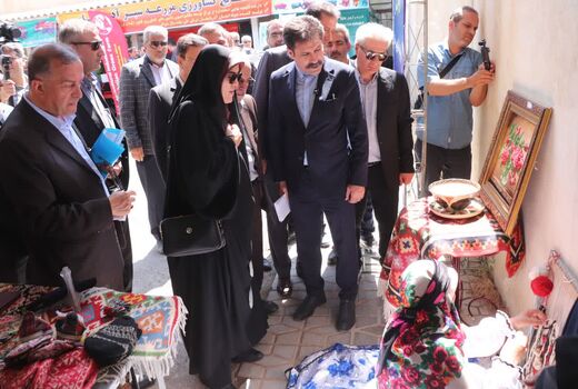 بازدید معاون رئیس‌جمهور از نمایشگاه توانمندی‌های روستایی و صنایع‌دستی میانه