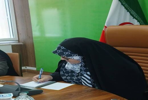 سپیده زده است و ما همچنان ایستاده‌ایم