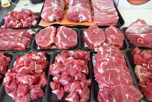 قیمت گوشت گرم گوسفندی حدودا 300 هزارتومان است