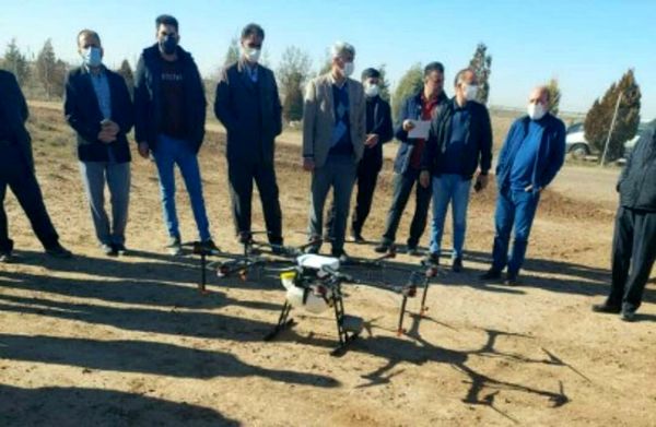 کشاورزان بوئین زهرایی با روش‌های نوین سمپاشی مزارع آشنا شدند