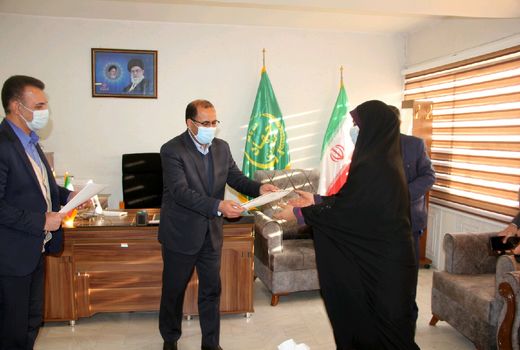 اهداء لوح تقدیر توسط رئیس سازمان جهاد کشاورزی استان لرستان به کارکنان هسته گزینش