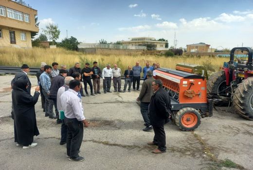 برگزاری کلاس آموزشی مهارتی کاربرد و  تنظیم ردیف کار و کشت مستقیم در ورزقان