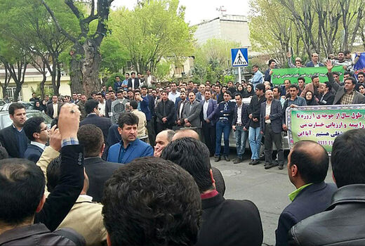 تجمع جمعی از کارگزاران بیمه کشاورزی مقابل مجلس