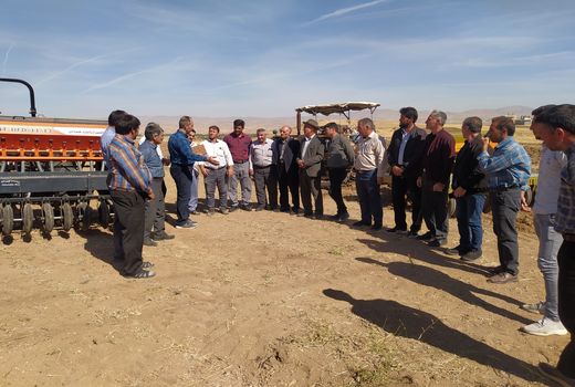 برگزاری کارگاه آموزشی ترویجی تنظیم و کالیبراسیون کارنده های خطی کار و کشت مستقیم در شهرستان ورزقان