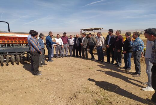 برگزاری کارگاه آموزشی ترویجی تنظیم و کالیبراسیون کارنده های خطی کار و کشت مستقیم در شهرستان ورزقان