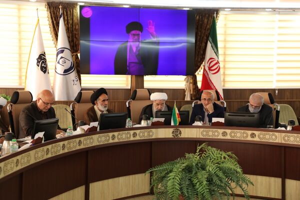 کار با ساعتِ کاری پیش نمی‌رود، باید تلاشِ جهادی کرد