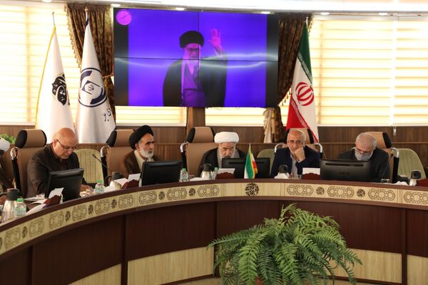 کار با ساعتِ کاری پیش نمی‌رود، باید تلاشِ جهادی کرد