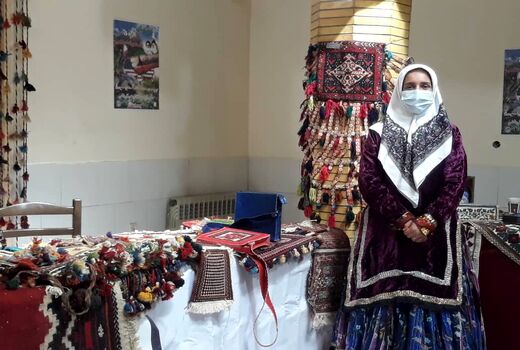 به مناسبت دهه فجر و هفته بزرگداشت مقام زن نمایشگاه صنایع دستی زنان عشایر در اداره عشایری کرمان برپا شد.