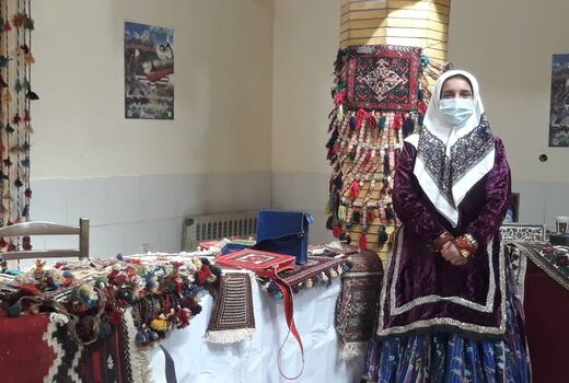 به مناسبت دهه فجر و هفته بزرگداشت مقام زن نمایشگاه صنایع دستی زنان عشایر در اداره عشایری کرمان برپا شد.