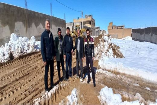 انجام عملیات برف روبی مجتمع دامپروری اسکان دامداران سنتی شهرستان شهرکرد استان چهارمحال وبختیاری
