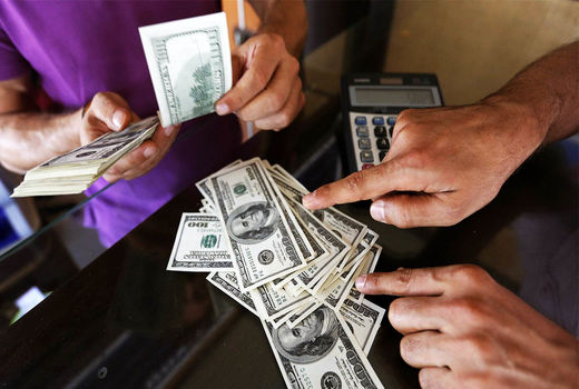 چه چیزی باعث کاهش ارزش پول در ایران می‌شود؟