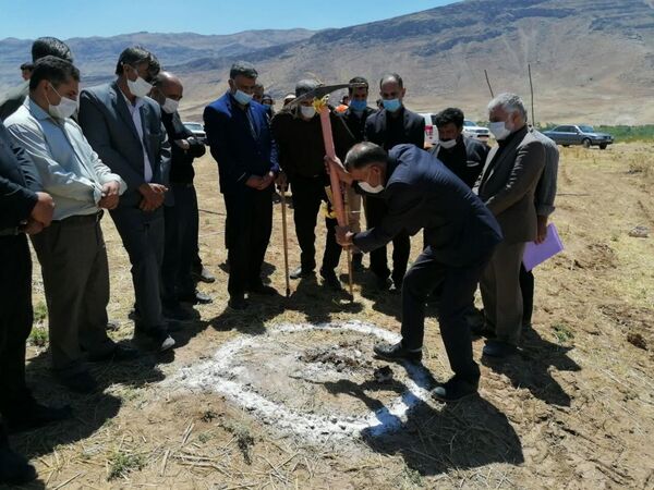 کلنگ عملیات اجرای سیستم  آبیاری نوین در اراضی روستای رستم‌آباد به زمین زده شد