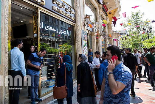 دولت با قوه‌قهریه هم که شده باید نرخ ارز را کنترل کند